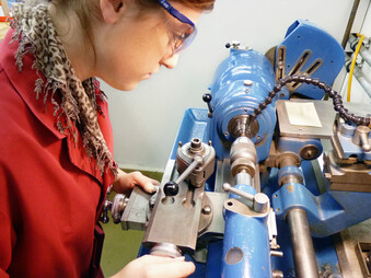Ausbildung zum / zur Feinwerkoptiker/in EFZ bei der SwissOptic AG in Heerbrugg Ausbildung zum / zur Feinwerkoptiker/in EFZ bei der SwissOptic AG in Heerbrugg
