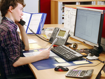 Ausbildung zum Kaufmann und zur Kauffrau bei der SwissOptic Ausbildung zum Kaufmann und zur Kauffrau bei der SwissOptic