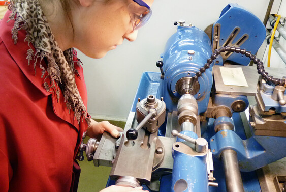 Ausbildung zum / zur Feinwerkoptiker/in EFZ bei der SwissOptic AG in Heerbrugg Ausbildung zum / zur Feinwerkoptiker/in EFZ bei der SwissOptic AG in Heerbrugg