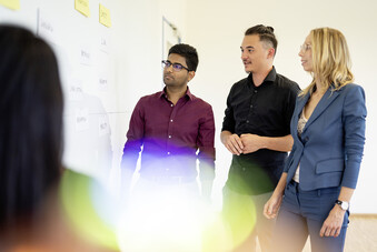 Die SwissOptic als Arbeitgeber, Mitarbeitende im Meeting Die SwissOptic als Arbeitgeber, Mitarbeitende im Meeting